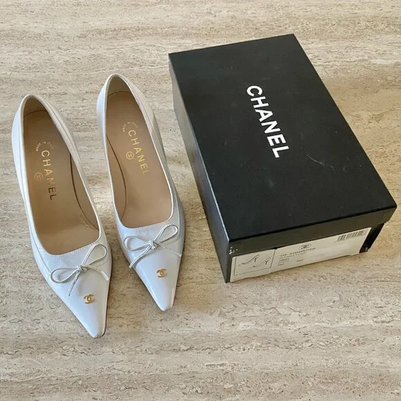 Vintage Chanel Gold CC Bow Pumps - Picture 2 of 10